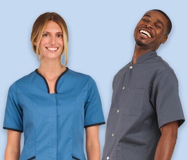 Deux soignants en blouse m&eacute;dicale bleue et grise
